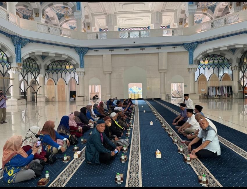 Pengurus Masjid Tengku Mahkota Pahang Kunjungi Masjid Agung Medan, Kagumi Kemegahannya