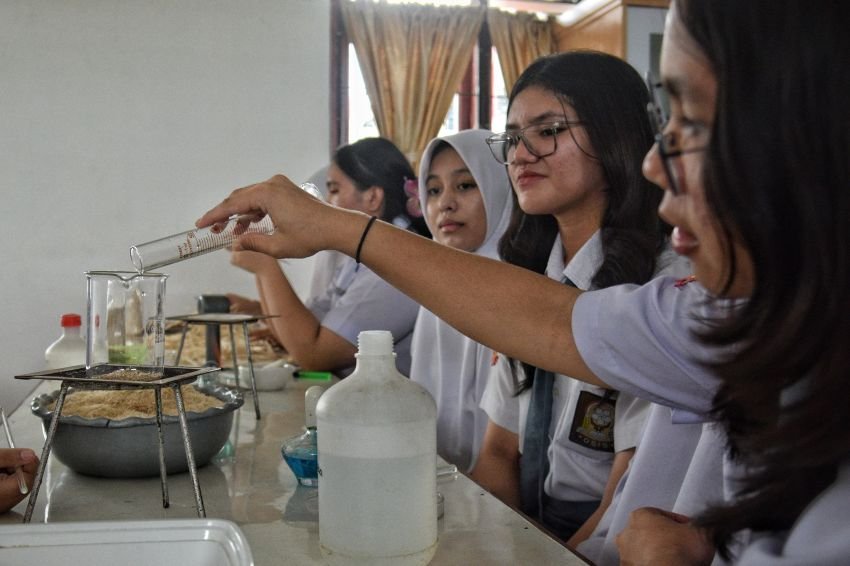 Inovasi Siswa SMAN 2 Medan Daur Ulang Ampas Tebu Raih Penghargaan Internasional, Ini Kata Kepsek SMANDU Drs Marsito