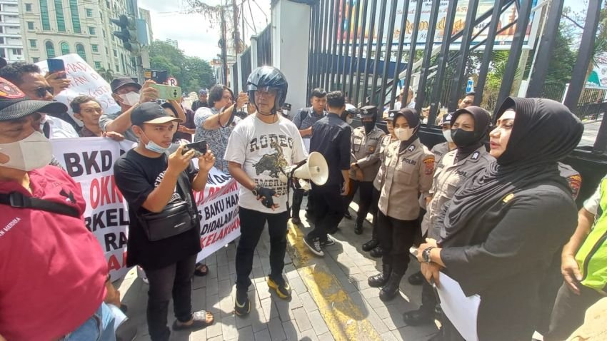 Gelar Aksi Di Gedung DPRD Medan, Massa Desak Dua Anggota DPRD Medan Berkelahi Dicopot