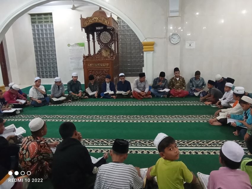 Ramadhan Penuh Berkah: Satgas TMMD ke-123 Kodim 0212/Tapsel Jalin Kebersamaan dengan Warga melalui Shalat Tarawih dan Tadarus Al-Qur’an