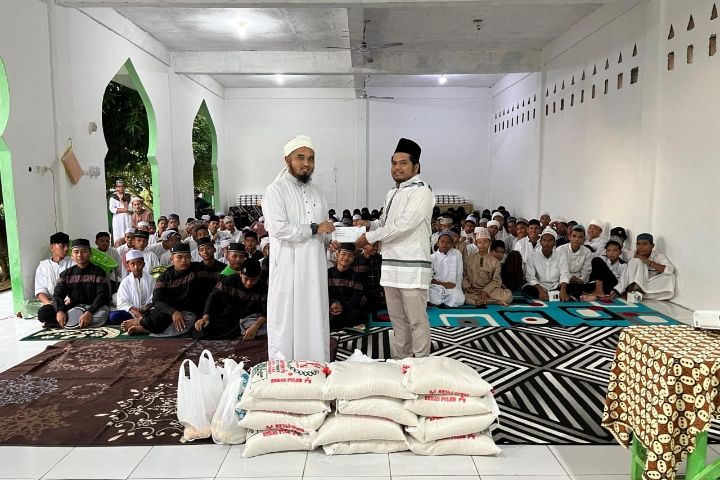 PLN ULP Aek Nabara dan YBM Santuni 75 Anak Panti Asuhan Pondok Pesantren Raudhatul Ulum
