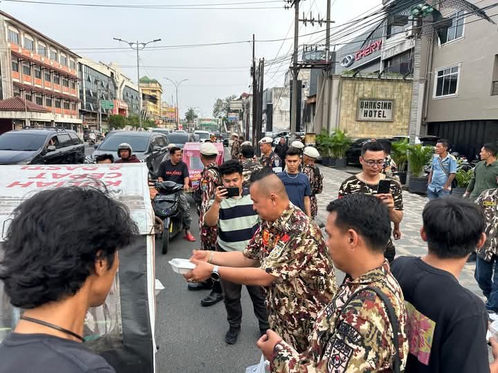 Dede Hadade Lubis Pimpin GM FKPPI 0201 Kota Meda Berbagi Takjil Ramadhan 1446 ke Masyarakat
