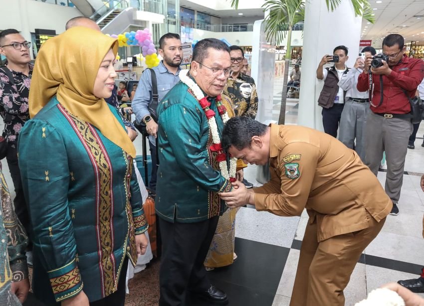 Wali Kota dan Wakil Wali Kota Pematangsiantar Wesly Silalahi SH MKn dan Herlina tiba di Bandara Internasional Kualanamu