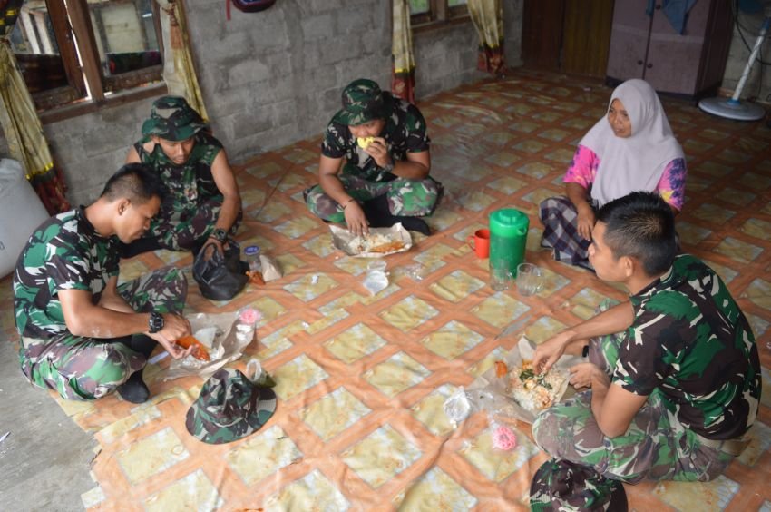 Momen Haru Kebersamaan Satgas TMMD ke-123 Kodim 0212/Tapsel Ketika Berbuka Puasa Bersama Warga Desa Simanuldang Julu