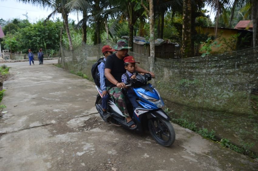 Ketulusan Tanpa Batas: Aksi Mulia Satgas TMMD ke-123 Kodim 0212/Tapsel Antar Anak-Anak Pulang Sekolah