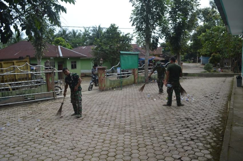 Kisah Haru Satgas TMMD ke -123 Kodim 0212/Tapsel! Rela Berpanas-panasan Demi Bersihkan Masjid di Pintu Padang Palas untuk Sholat Jumat