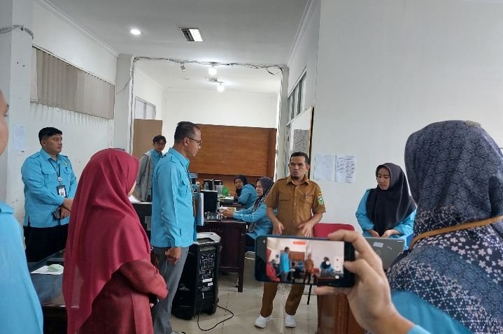 Wakil Bupati Solok H. Candra Lakukan Sidak ke Disduk Capil Untuk pastikan Pelayanan Prima Ke Masyarakat