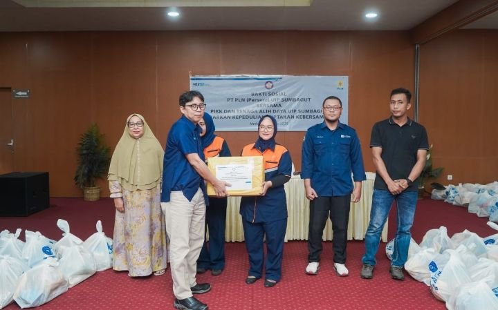 PLN UIP SBU Bersama PIKK Bagikan Paket Sembako Gratis