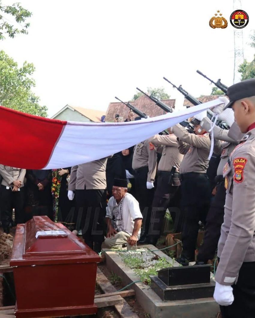 Wakapolda Lampung Pimpin Prosesi Pemakaman Briptu (Anumerta) Ghalib Surya Ganta