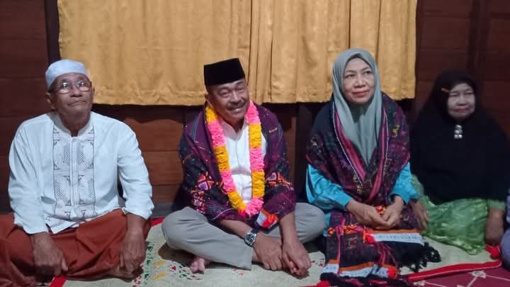 Ratusan Warga Gunung Baringin Madina Sambut Bupati Saipullah Nasution di Kediamannya