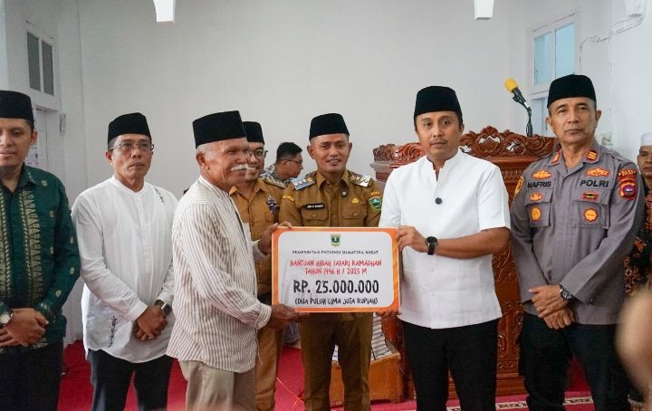 Wagub Sumbar Vasco Ruseimi Serahkan Bantuan di Masjid Babussalam Jorong Subarang Nagari Koto Baru