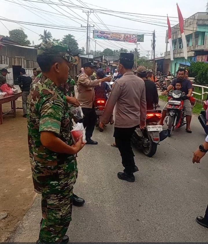 Forkopomcam Pantai Cermin Kompak Berbagi Takjil Gratis
