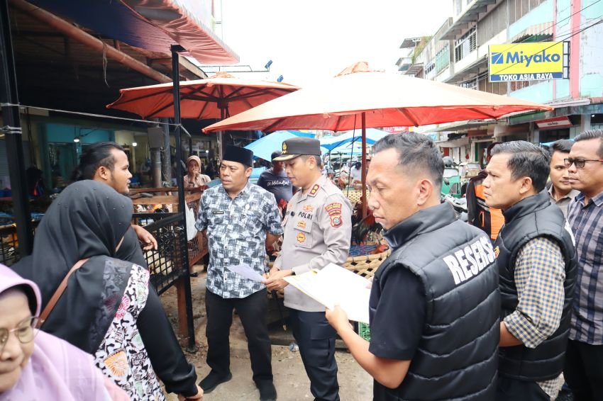 AKBP Dr Wira Prayatna Cek Ketersediaan Bahan Pokok di Pasar Pajak Batu Padangsidimpuan Saat Ramadhan 1446 H