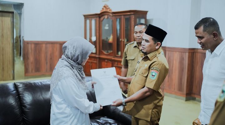 Gerak Cepat Pelayanan Publik Bupati Solok Serahkan SK ke dr. Sri Efianti, M.Kes menjadi Direktur RSUD Arosuka