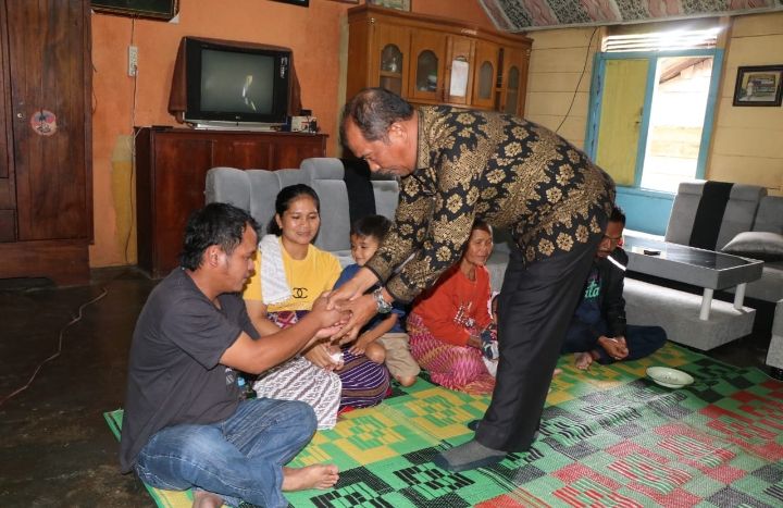 Wabup Toba Kunjungi Korban Kebakaran di Borbor