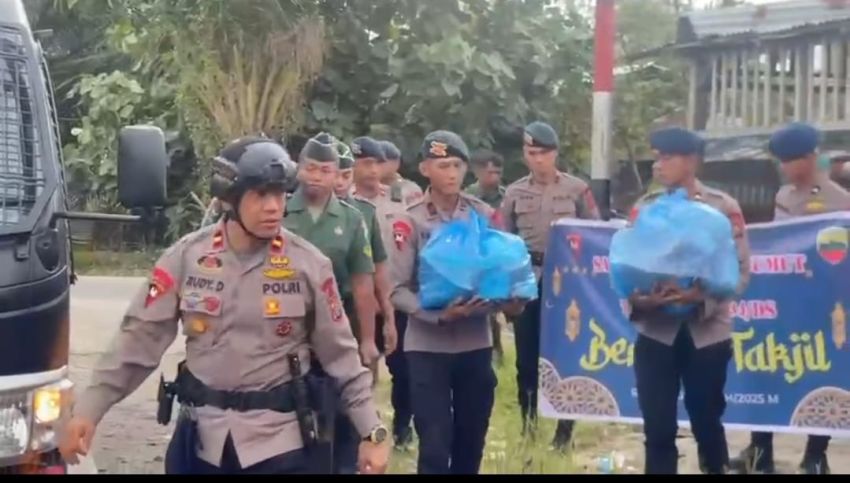 Brimob Polda Sumut Bersama Kodim 0204/DS Bagikan 200 Paket Takjil untuk Warga Tebing Tinggi