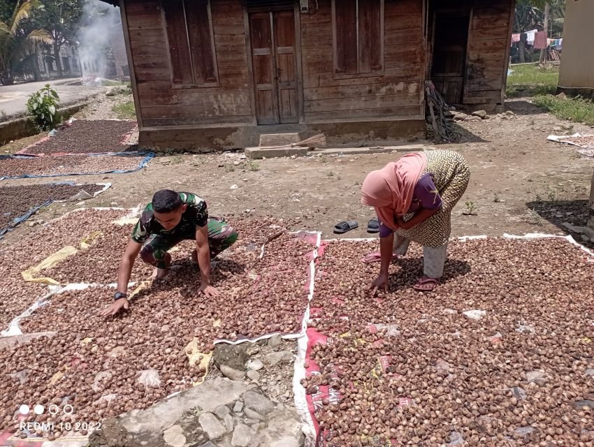 Kisah Haru di Desa Simanuldang: Satgas TMMD Kodim 0212/Tapsel Bantu Warga Jemur Pinang, Bukti Nyata Peduli pada Masyarakat Palas.
