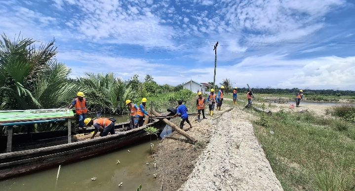 PLN Sumut Perkuat Listrik di Desa Nelayan Sebrang