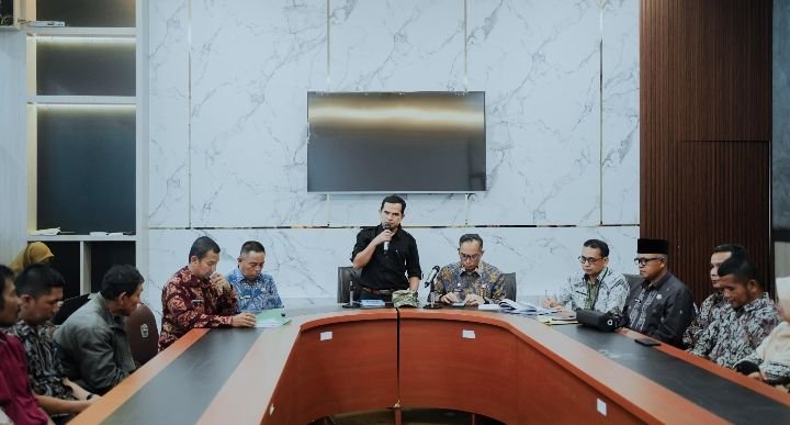 Tingkatkan Kualitas Pendidikan, Wabup H. Candra Adakan Pertemuan dengan Guru Bermasalah
