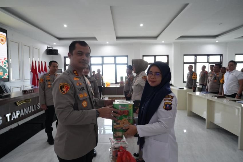Kebersamaan di Bulan Suci,AKBP Yasir Ahmadi Berbagi Bingkisan Lebaran kepada Personel ASN dan PHL Polres Tapsel