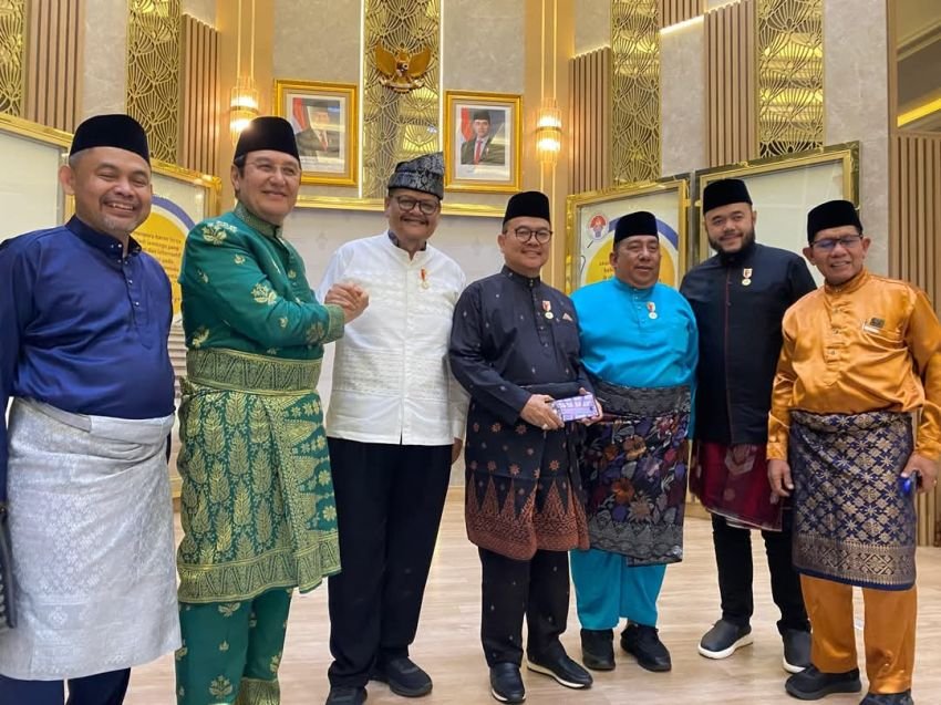 Ketua Dunia Melayu Dunia Islam Sumut Dr. H. Mhd Isa Indrawan Terima Penyematan Pin dari Tun DR. H. Rahmat Shah