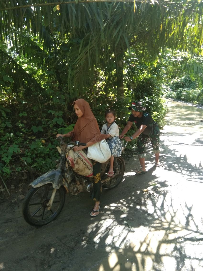 Aksi Heroik Satgas TMMD ke-123 Kodim 0212/Tapsel saat Dorong Motor Mogok Warga di Palas