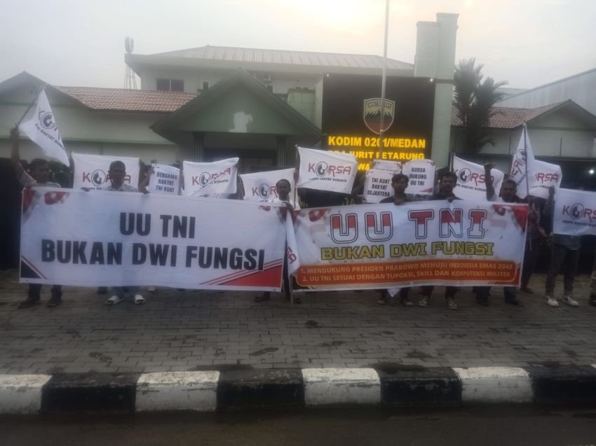 Korsa dukung UU TNI lewat bagi takjil, saat mahasiswa ricuh di DPRD Sumut