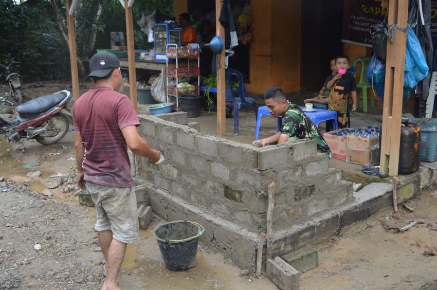 Satgas TMMD ke-123 Bantu Warga Buat Etalase Dagang, Bentuk Kepedulian untuk UMKM Desa Pintu Padang Palas