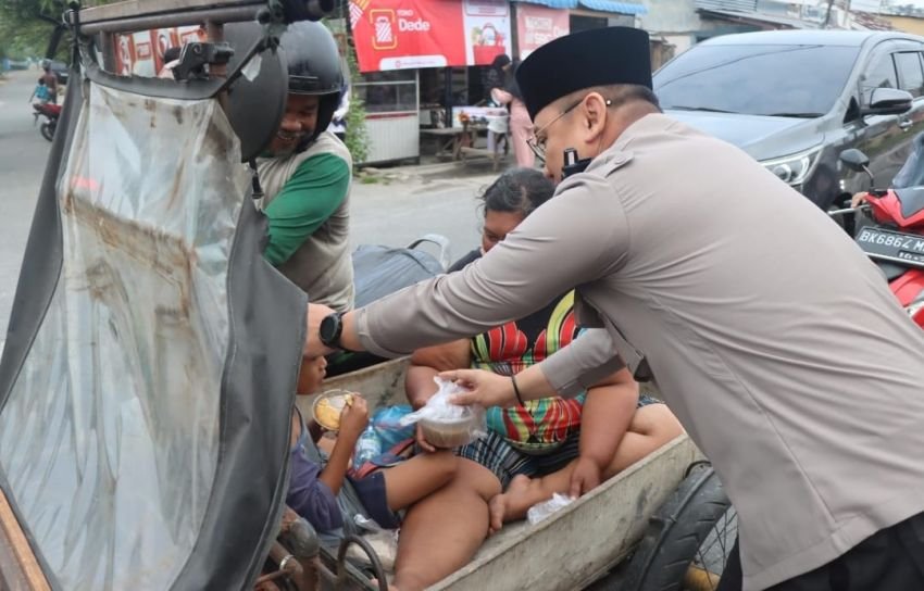 Tebar Keberkahan Di Bulan Ramadhan, Polresta Deli Serdang dan Jajaran Berbagi Takjil Kepada Masyarakat*