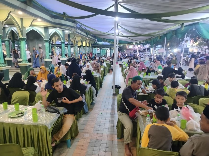 Hari Pertama Ramadan, Masjid Al-Musannif Sediakan 500 Paket Berbuka Puasa