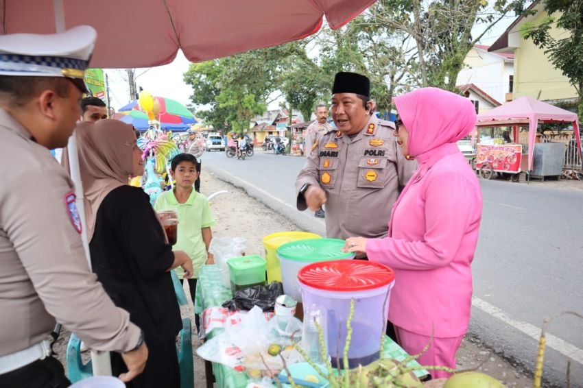 AKBP Diari Astetika Dan Ketua Bhayangkari Cabang Padang Lawas Laksanakan Berbagi Takjil