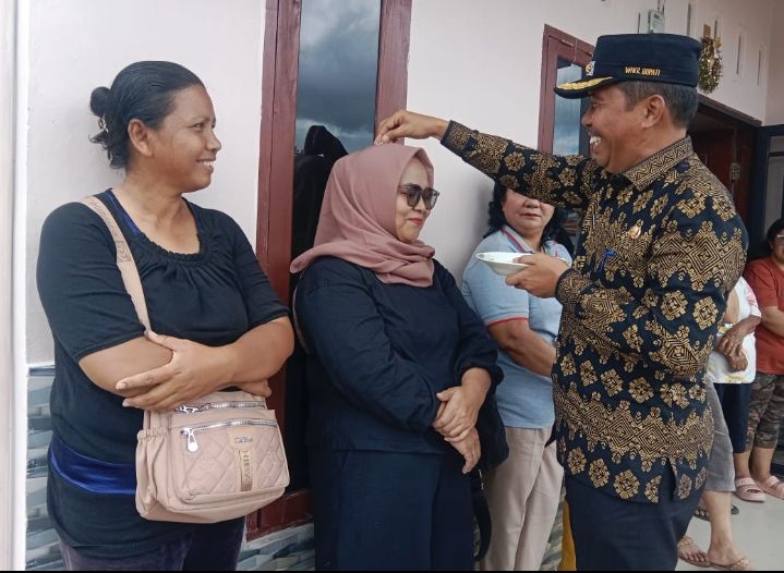 Wakil Bupati Toba Serahkan Bantuan Sosial Untuk Korban Bencana Puting Beliung