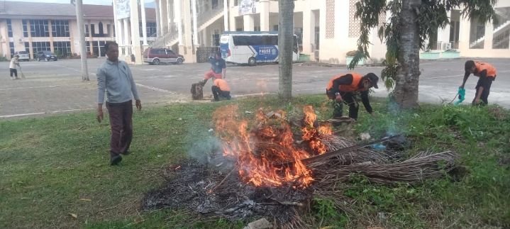 Wakil Bupati Solok H. Candra Pimpin Gotong Royong di Kawasan Islamic Center Koto Baru untuk Persiapan Salat Idul Fitri.