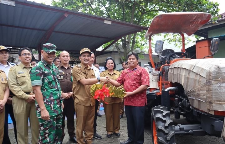 Wako Serahkan Bantuan Alat Pertanian Traktor Roda 4