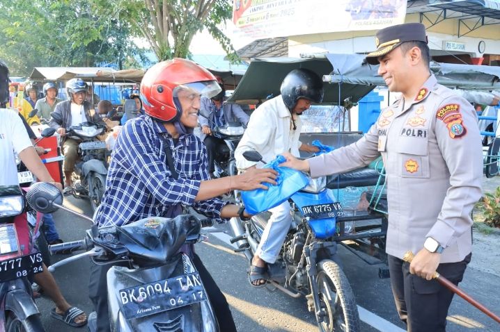 Kapolres dan Ketua Bhayangkari Bersama Personil Satlantas Polres Asahan Bagikan Takjil Ramadhan 2025