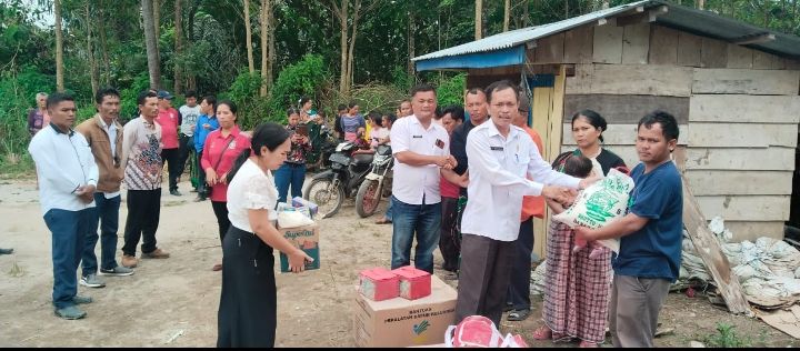 Dinsos Toba Serahkan Bantuan Untuk Korban Kebakaran di Kecamatan Borbor