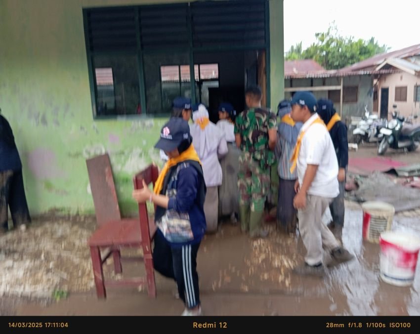 Aksi Palang Merah Indonesia Kota Padangsidimpuan Terjunkan 50 Relawan Berjuang Bersihkan Rumah Warga Terdampak Banjir