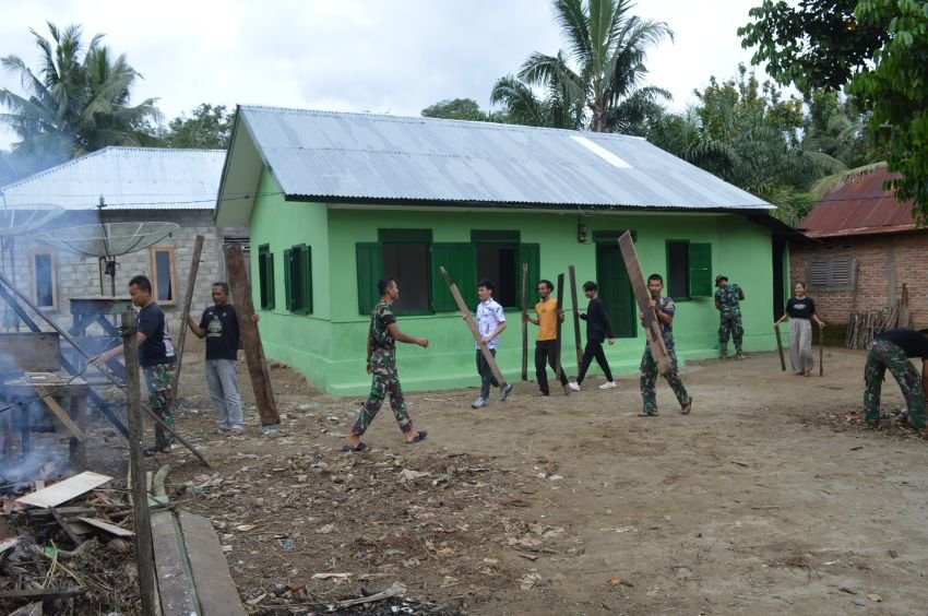 Semangat Pantang Menyerah! Anggota Satgas TMMD Ke-123 Kodim 0212/Tapsel Tetap Berpuasa di Tengah Tugas Mulia