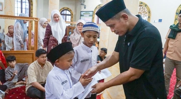 Bupati Solok Serahkan Santunan Kepada Anak Yatim di Masjid Raya Kinari