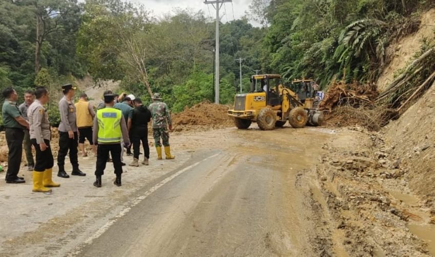 Polisi Gerak Cepat Tangani Longsor di Jalan Lintas Tarutung-Tapsel, Arus Lalu Lintas Kembali Dibuka