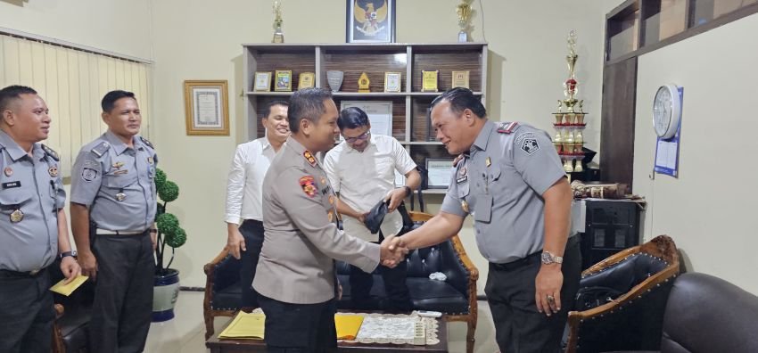 KOORDINASI DENGAN APARAT PENEGAK HUKUM, KALAPAS KELAS IIB PADANGSIDIMPUAN BERSAMA JAJARAN KUNJUNGI POLRES KOTA PADANGSIDIMPUAN