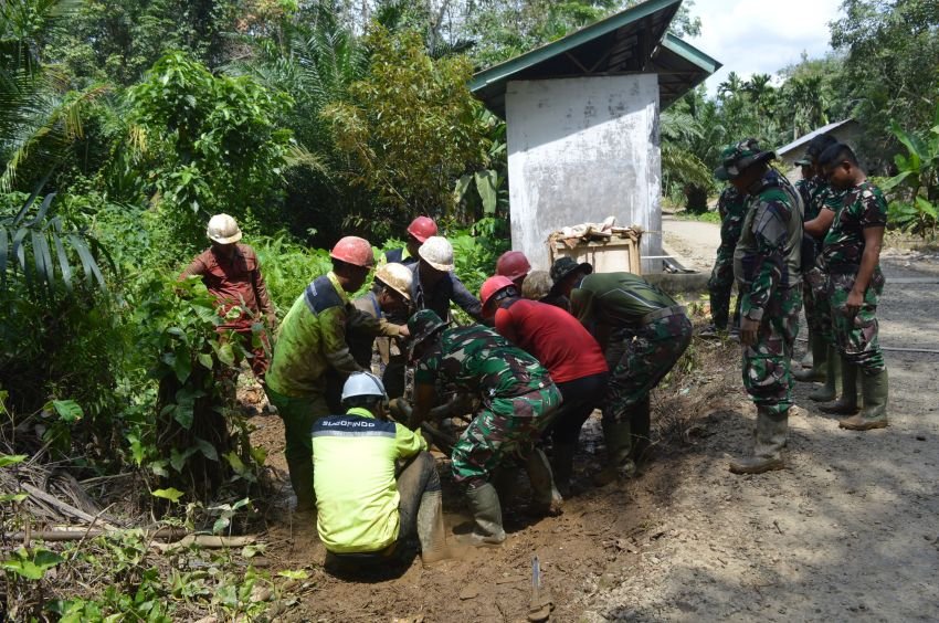 Momen Tim Satgas TMMD Ke-123 Kodim 0212/Tapsel Berjuang Melawan Tantangan Alam Untuk Bangun Sumur Bor di Desa Simanuldang Palas
