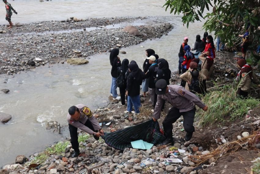 Pasca Banjir, Polres Padangsidimpuan dan Masyarakat Bersatu Bersihkan Lingkungan