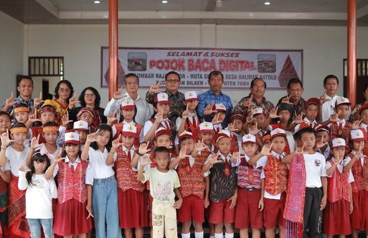 Anggota Komisi X DPR RI Sabam Sinaga Prakarsai Perpustakaan Hybrid di Kabupaten Toba