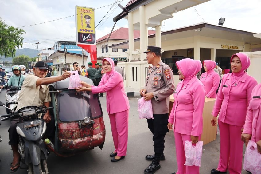 Polres Padangsidimpuan Tebar Berkah Ramadhan: Berbagi Takjil untuk Masyarakat dan Pengendara