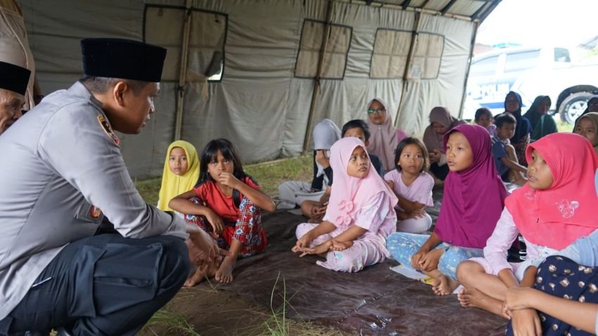 AKBP Dr Wira Prayatna Bersama Tim Trauma Healing Salurkan Bantuan untuk Korban Banjir Padangsidimpuan