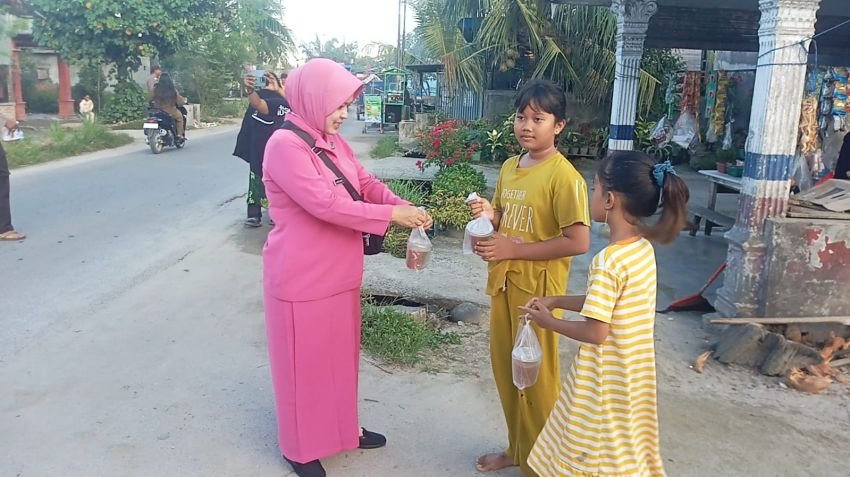 Tebarkan Kebaikan di Bulan Ramadhan, Polsek Pantai Labu Gandeng MJ dan Kenzie transport Bagikan 350 Cup Takjil