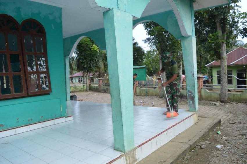 Satgas TMMD Ke-123 Kodim 0212/Tapsel Bantu Warga Bersihkan Masjid Al-Hidayatul Muttaqin Jelang Sholat Jumat di Desa Pintu Padang Palas