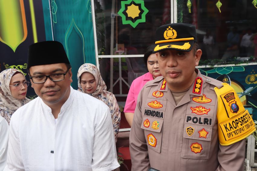 Kapolresta Deli Serdang Bersama Bupati Deli Serdang Tinjau Pos Pengamanan dan Pos Pelayanan Ops Ketupat Toba 2025 dan bagi takjil kepada warga