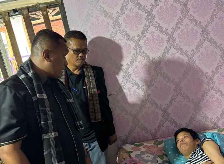 Bupati Toba Jenguk Warganya Yang Mengidap Penyakit Tetraplegia